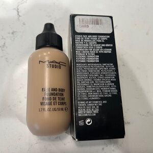 MAC Face and body foundation